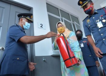 ZURAIDA Kamaruddin (tengah) memeriksa alat pemadam api disediakan pemaju perumahan ketika melakukan lawatan kerja di Taman Perumahan Rakyat Makmur, dekat Gambang, di Kuantan, Pahang hari ini.