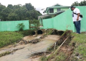 KEADAAN hakisan sungai mengakibatkan tanah mendap berhampiran dapur rumah Haziq Abdul Rahman di Kampung Pondoi, Tampin, Negeri Sembilan. –  UTUSAN/NOR AINNA HAMZAH