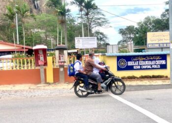 IBU bapa mengambil anak dari sekolah di di SK Chuping, Padang Besar, Perlis semalam.– UTUSAN/MOHD. HAFIZ ABD. MUTALIB