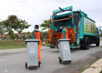 SWM Environment melaksanakan sanitasi setiap hari pada semua kenderaan kutipan sisa pepejal dan jentera pembersihan awamnya.-FOTO/IHSAN SWM ENVIRONMENT