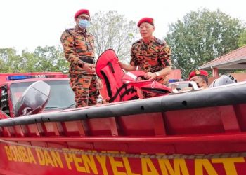 Saadon Mokhtar (kanan, dalam bot) ketika menunjukkan beberapa peralatan serta aset logistik yang dimiliki JBPM Pulau Pinang di BBP Bandar Perda, hari ini