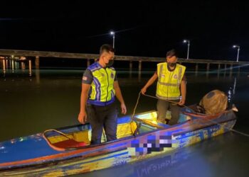 ANGGOTA Pasukan Polis Marin Tawau memeriksa bot yang membawa dadah jenis syabu seberat 4.3kg di Kampung Hidayat, Tawau semalam.