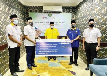 MAHDZIR Khalid (dua, kiri) menyerahkan zakat perniagaan TNB berjumlah RM309,340.11 kepada MAIPs sambil disaksikan Tuanku Syed Faizuddin Putra Jamalullail (tengah) di Kangar, Perlis, baru-baru ini. – UTUSAN/NAZLINA NADZARI