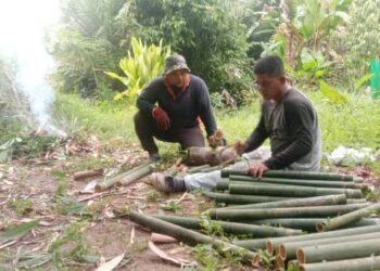 ROSLAN Hashim (baju kelabu) masih mengekalkan harga lemang yang dijualnya di Balik Pulau, Pulau Pinang sama mengikut saiz tahun ini meskipun harga buluh semakin mahal.