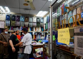 TINJAUAN terhadap peniaga dan tukang jahit baju melayu di Wisma Yakin, Kuala Lumpur mendapati bulan Ramadan tahun ini mendapat sambutan daripada kalangan pembeli selepas kerajaan membenarkan orang ramai merentas daerah. – UTUSAN/ SHIDDIEQIIN ZON