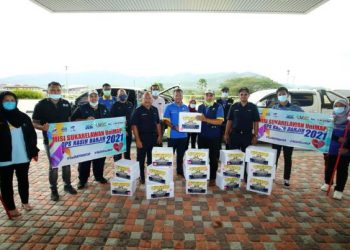 BADLISHAH (baju biru) melepaskan Misi Sukarelawan UniMAP: Ops Kasih Banjir 2021 yang akan menyantuni 25 pelajar universiti tersebut yang terjejas akibat banjir di beberapa buah negeri di Arau, Perlis hari ini.- UTUSAN