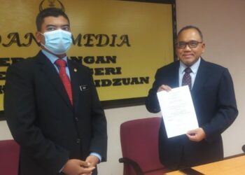 MOHAMMAD Zahir (kanan) dan Setiausaha DUN Perak, Muhammad Nazri Abdullah dalam sidang akhbar di Ipoh hari ini.