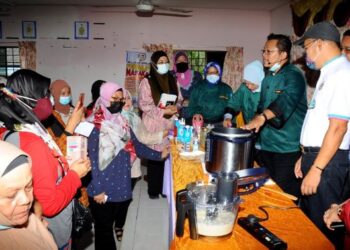 Peserta tekun mendengar taklimat mengenai cara-cara membuat roti oleh Chef Reza Zain di Balai Raya Kampung Sri Aman, Johor di sini hari ini . -UTUSAN/RAJA JAAFAR ALI