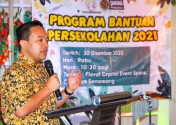 WAN Saiful Wan Jan ketika berucap menyempurnakan program Bantuan Persekolahan 2021 anjuran PTPTN dan Persatuan Pedagang dan Pengusaha Melayu Malaysia (Perdasama) Negeri Sembilan di Senawang, Seremban hari ini.-UTUSAN/MUHAMMAD IZZAT TERMIZIE.