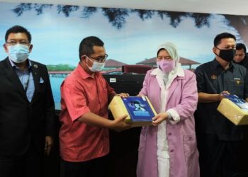 ZURAIDA Kamaruddin menyerahkan pelitup muka kepada ahli Penggerak Komuniti Tempatan
di pejabat Majlis Perbandaran Port Dickson (MPPD), Port Dickson hari ini.-UTUSAN/BADRUL HAFIZAN MAT ISA