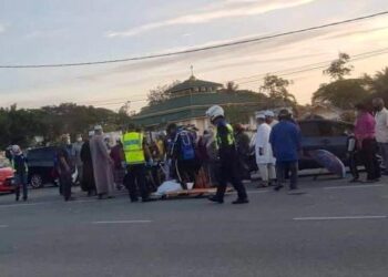 SEORANG warga emas yang baru lepas menunaikan solat Subuh maut dalam kemalangan di Jalan Arau - Kodiang, berhampiran Masjid Negeri Arau, Perlis hari ini.- UTUSAN