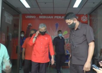 AHMAD Zahid Hamidi keluar dari Bangunan UMNO Kedah, Alor Setar selepas mengadakan pertemuan dengan kepimpinan UMNO Kedah, hari ini.