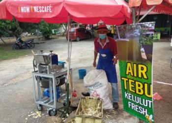 SHAHRIZAN Mohd. Noor menjual air tebu di hadapan rumahnya selepas diberi cuti tanpa gaji sebagai pemandu bas ekspres ketika ditemui di Kampung Pulai, Serkam, Melaka. – UTUSAN/AMRAN MULUP