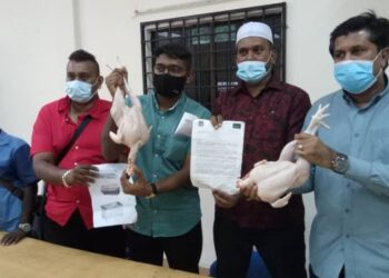 Azizur Rahman (dua dari kanan) bersama peniaga-peniaga ayam di bahagian pulau, Pulau Pinang membantah tindakan MBPP yang didakwa mahu menghapuskan kerja-kerja penyembelihan ayam. di semua pasar basah di Pulau Pinang.