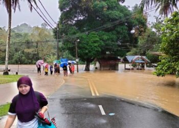 PENDUDUK di daerah Dungun berpindah ke pusat pemindahan sementara berikutan kediaman mereka dinaiki banjir hari ini