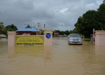 MASJID Pengkalan Pandan di Kemaman dinaiki air, semalam.- UTUSAN/PUQTRA HAIRRY ROSLI