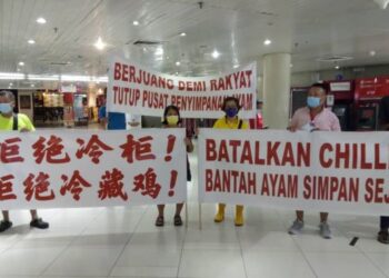 GABUNGAN Peniaga-Peniaga Ayam Pulau Pinang dan ahli Parti Gerakan mengadakan demonstrasi dan menyerahkan memorandun bantahan kepada Ketua Menteri, Chow Kon Yeow berhubung isu pembekalan ayam dan penggunaan peti sejuk (chiller) di Komtar, Georgetown, Pulau Pinang.