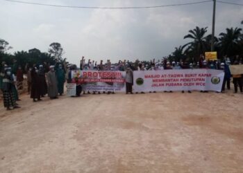 Sebahagian penduduk memegang sepanduk membantah pembinaan WCE di Kampung Bukit Kapar, Klang, Selangor hari ini-UTUSAN/MOHAMAD NAUFAL MOHAMAD IDRIS