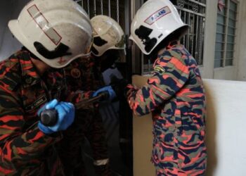 ANGGOTA bomba membuka pintu sebuah rumah yang didiami seorang warga emas wanita yang ditemukan mati di Pangsapuri Taman Sri Setanggi, Johor Bahru di Johor.