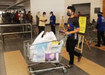 ORANG ramai sabar menunggu giliran walaupun terpaksa berbaris panjang sebelum memasuki pasar raya di Kota Bharu hari ini. - UTUSAN/ZULHANIFA SIDEK