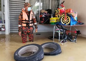 MOHD. ZAILANI Abdullah melihat keadaan rumahnya di Bandar Baru Bukit Mentok di Kemaman yang dinaiki air sejak Rabu lalu ketika keluar bertugas menyelamatkan mangsa banjir di daerah itu.

GAMBAR : NIK NUR IZZATUL HAZWANI NIK ADNAN