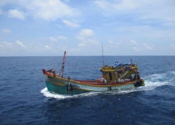 BOT dinaiki nelayan terbabit  yang berjaya ditahan Maritim Malaysia Zon Maritim Tanjung Sedili selepas menceroboh perairan negara di kedudukan 19 batu nautika timur laut Pulau Aur, Kota Tinggi, Johor.