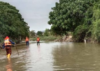 PASUKAN SAR mencari mangsa yang dikhuatiri lemas setelah terjatuh ke dalam longkang di Lebuh Persiaran Klebang 11 dekat Chemor di Ipoh hari ini. - UTUSAN/GAMBAR IHSAN JBPM