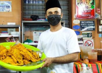 RAMLY Muhammad menunjukkan colek ketam yang dijual di Zila Pohon Ceri di Jalan Dato Lundang di sini, semalam. – UTUSAN/YATIMIN ABDULLAH