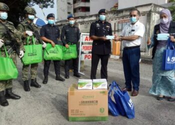 Dr. Azizah Ab Manan (kanan) menerima sumbangan daripada Jagdeep Singh Deo di PKPD Flat Desa Bestari, Batu Uban, Pulau Pinang semalam.