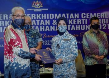 Ismail Sabri Yaakob (kiri) menyampaikan anugerah kepada Komander Tentera Laut Diraja Malaysia (TLDM), Norhasram Mohd Muharami (dua,  kanan) pada Anugerah Perkhidmatan Cemerlang dan Pingat Perkhidmatan & Pekerti Terbilang Kementerian Pertahanan Tahun 2021 di ibu negara,hari ini - UTUSAN FARIZ RUSADIO