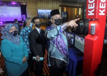 ANNUAR Musa melawat ruang pameran pada majlis pelancaran MySmart Wilayah 2030 di Putrajaya, hari ini. - UTUSAN/FAISOL MUSTAFA