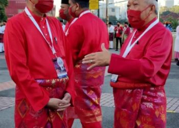 ISMAIL Sabri Yaakob (kiri) bersama Bung Moktar Radin pada Perhimpunan Agung UMNO di ibu negara, baru-baru ini.