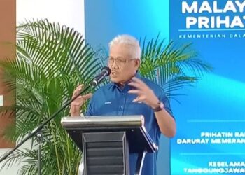 HAMZAH Zainudin berucap pada Program Malaysia Prihatin Kementerian Dalam Negeri (KDN) di Bandar Baru Tambun di Ipoh hari ini. - UTUSAN/ZAKI SALLEH