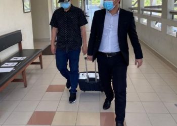 SEREMBAN 26 Jan.- SEORANG pegawai Imigresen (kiri) yang ditahan dalam Op Selat dihadapkan di Mahkamah Sesyen Seremban hari ini atas 12 pertuduhan terbabit dalam penggubahan wang haram dan menerima rasuah bernilai RM885,950 sejak empat tahun lalu.