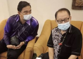 JEFFREY (kanan) bersama Pembantu Menteri Pertanian dan Perikanan Sabah, Datuk James Ratib semasa sidang media di Kota Kinabalu, dekat sini semalam