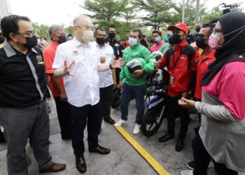 WEE Ka Siong beramah mesra bersama penunggang P-Hailing selepas Majlis Kempen Keselamatan Penunggang P-Hailing di Putrajaya. - UTUSAN/FAISOL MUSTAFA