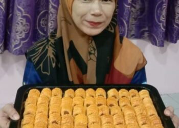 Normahani sibuk menyiapkan tempahan biskut tart nenas sempena Hari Raya Aidilfitri di kediamannya di Papar, Sabah.