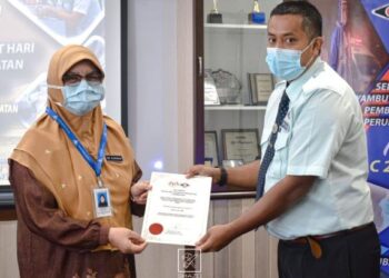 Surinah Asan,  menyampaikan Sijil Penghargaan kepada Penolong Pegawai Perubatan Cemerlang di Klinik Kesihatan Pekan Nanas, di Pontian, di sini, semalam