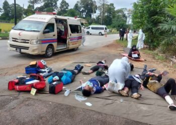 SIMULASI bagi menguruskan kemalangan membabitkan pesakit Covid-19 di Jalan Maran -Jengka di Maran, Pahang.
UTUSAN/SALEHUDIN MAT RASAD