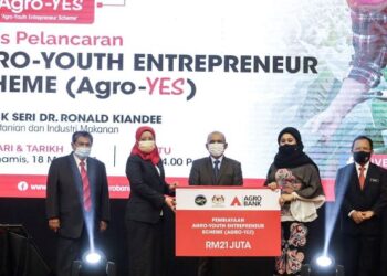 RONALD Kiandee (tengah) menyerahkan replika cek pembiayaan Agro-Youth Entrepreneur Scheme (Agro-YES) kepada Ketua Pegawai Eksekutif Agrobank, Khadijah Iskandar (dua kiri) pada Majlis Pelancaran Agro-Youth Entrepreneur Scheme (Agro-YES) di Dewan Serbaguna MAFI,  di Putrajaya, hari ini. - UTUSAN/FAISOL MUSTAFA