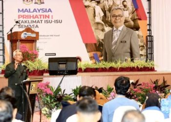 MOHD REDZUAN Yusof menyampaikan taklimat ‘Darurat Memerangi Covid-19’ pada program Malaysia Prihatin: Taklimat Isu-isu semasa di Melaka. UTUSAN RASUL AZLI SAMAD