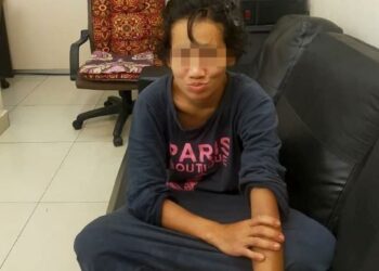 WANITA yang ditemukan merayau di Lumut semalam dihantar pulang ke rumah keluarganya di Batu Kurau hari ini. - GAMBAR PDRM