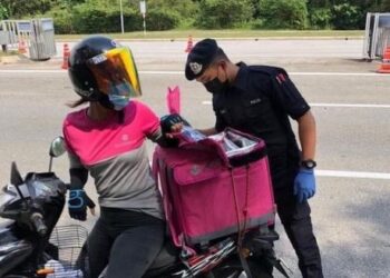 Polis memeriksa penghantar makanan di salah satu lokasi Sekatan Jalan Raya  (SJR)- Facebook JSJN Bukit Aman