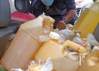 PETROL yang diseludup ke negara jiran dirampas di Pengkalan Haram Nurut, Bukit Bunga, Tanah Merah.
FOTO IHSAN KPDNHEP