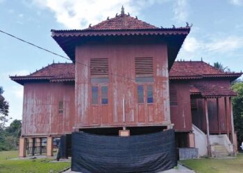 RUMAH Jambi di Kampung Pasir Gajah, Kemaman yang berusia hampir 90 tahun terbiar usang dan tiada usaha dilakukan mana-mana pihak bagi mengekalkan produk warisan sejarah itu. – UTUSAN/NIK NUR IZZATUL HAZWANI NIK ADNAN