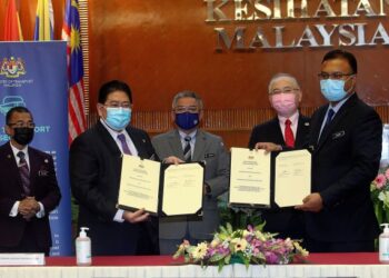 ADHAM Baba (tiga dari kiri) bersama Wee Ka Siong (dua dari kanan) menyaksikan Majlis Tandatangan Nota Kerjasama Antara Kementerian Kesihatan dan Kementerian Pengangkutan, di Putrajaya, hari ini. - UTUSAN/FAISOL MUSTAFA