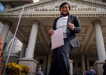 ANINA Saadudin berjalan keluar selepas pendengaran pembelaan bagi kes saman Menteri Kanan Keselamatan, Datuk Seri Ismail Sabri Yaakob di ibu negara hari ini. UTUSAN/SHIDDIEQIIN ZON