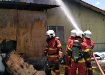 ANGGOTA BBP Bandar Penawar melakukan operasi memadam kebakaran bahagian dapur di sebuah rumah di Bandar Penawar, Kota Tinggi, Johor. -IHSAN/BOMBA