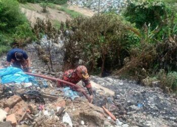 ANGGOTA bomba mengambil masa selama 24 jam iaitu pukul 2 petang semalam bagi memadamkan kebakaran longgokan sampah dan kayu berhampiran Bukit Kukus, Jalan Paya Terubong, Georgetown, Pulau Pinang. GAMBAR IHSAN BOMBA