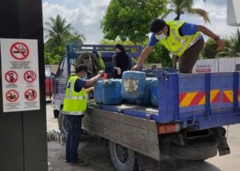 PEGAWAI penguat kuasa KPDNHEP Kedah memeriksa sebahagian minyak diesel yang dirampas di sebuah stesen minyak di Kubang Rotan, Alor Setar hari ini.